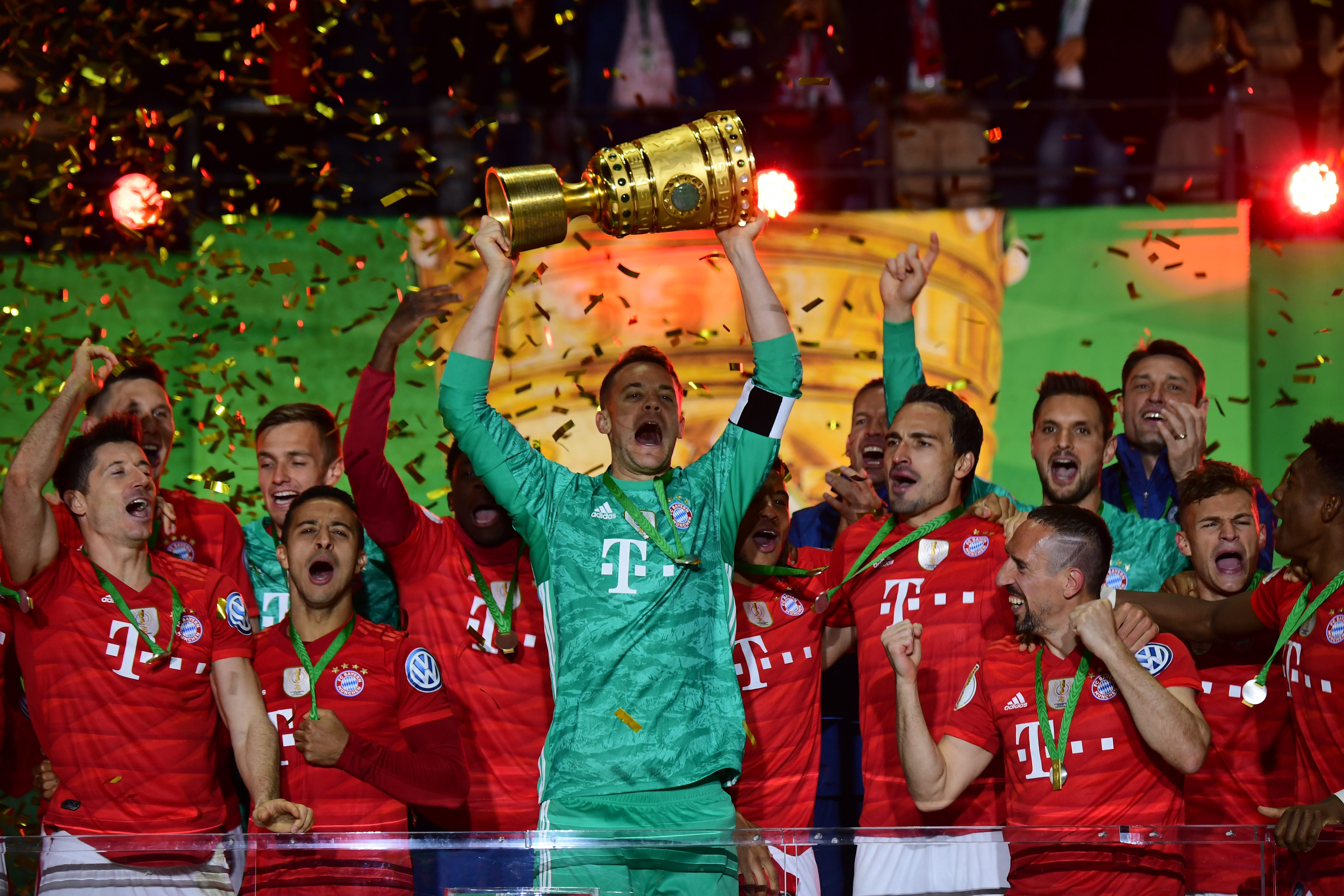 内部人士：皇马的几名资深球员对与埃尔切的平局十分愤怒（知情人士：皇马多位老将对战平埃尔切极度不满）