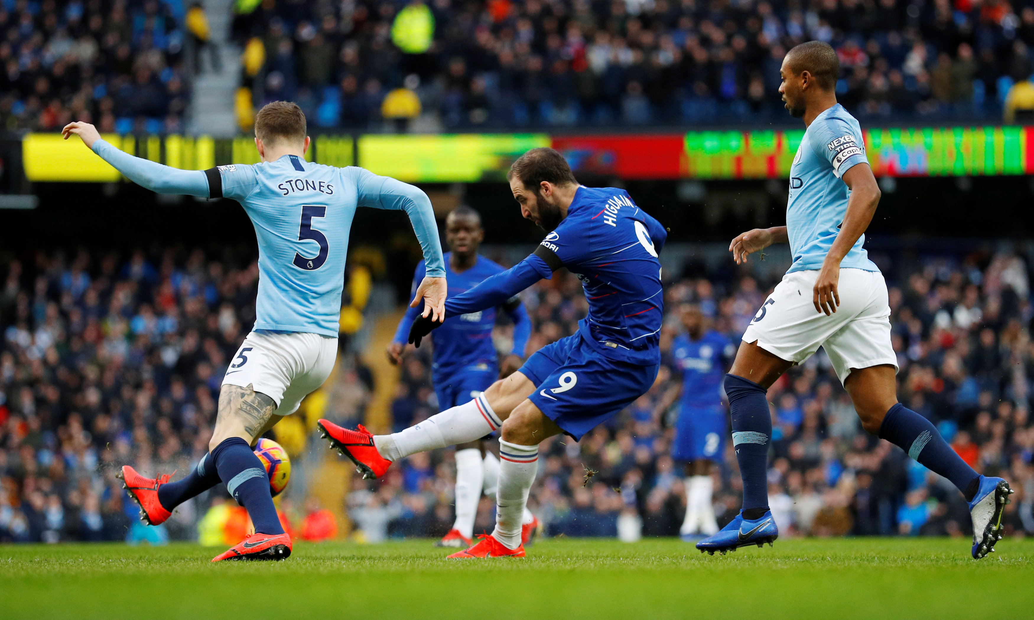 欧联1-1，10人穆帅前东家拒翻船+连续4轮不败，31岁塔利斯卡救主（欧联1-1：穆帅旧主10人作战仍守住不败，四轮不败延续，31岁塔利斯卡力挽狂澜）