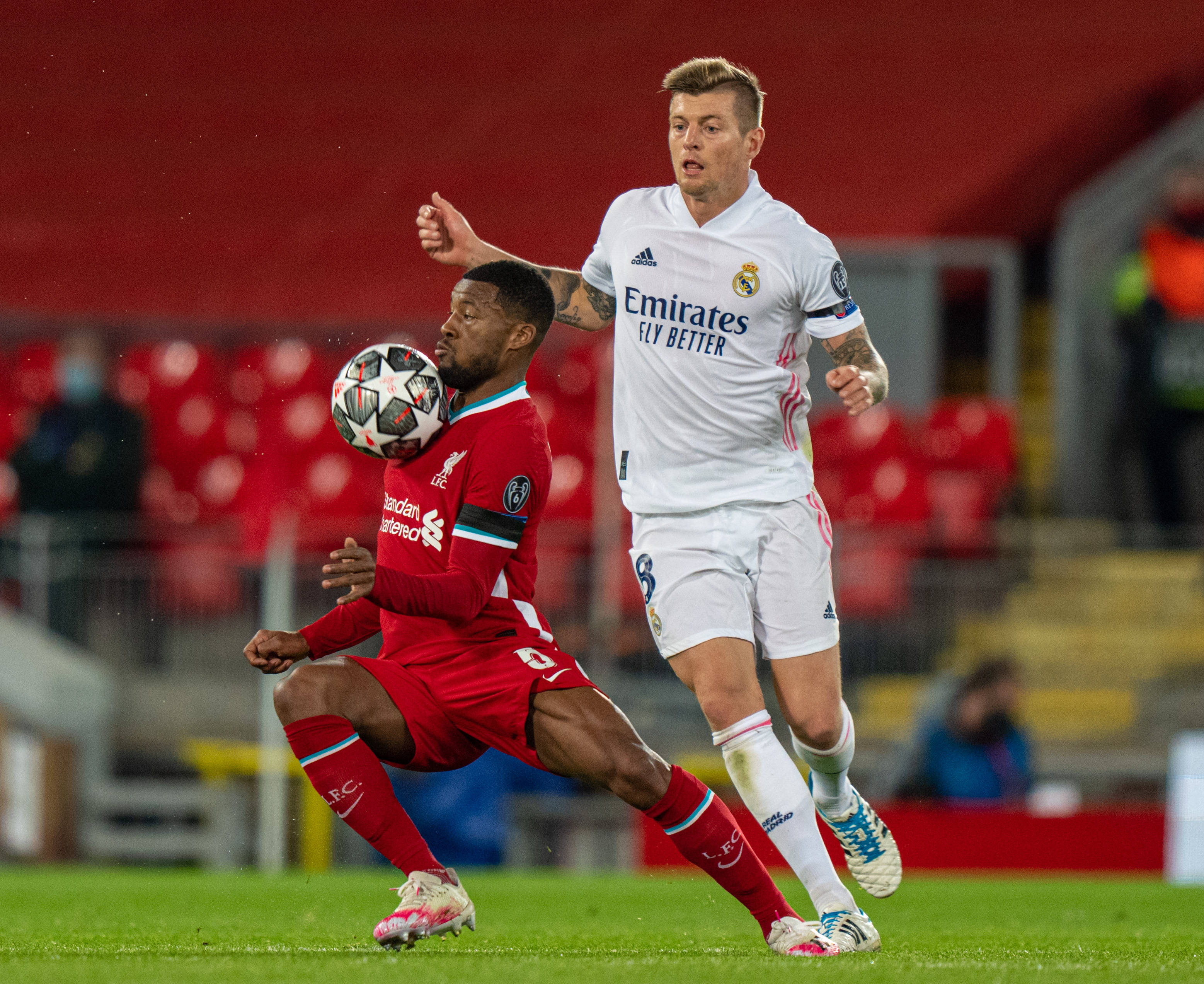 弗兰克：哈维·西蒙斯已处于最佳状态，热刺正逐渐步入正轨（弗兰克称哈维·西蒙斯已达巅峰状态，热刺正渐入佳境）