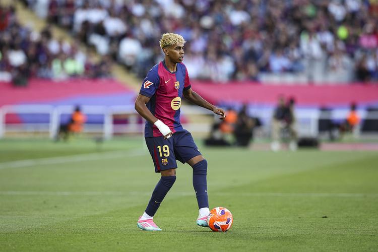 欧文突破防守助攻队友制胜（欧文强突分球助队友锁定胜局）