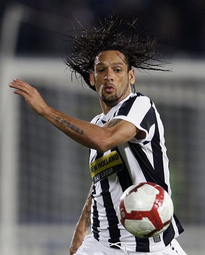 凯尔特人以138-129击败魔术，凭借高命中率和高效进攻取得关键胜利。（凯尔特人手感火热，138-129力克魔术拿下关键一战）