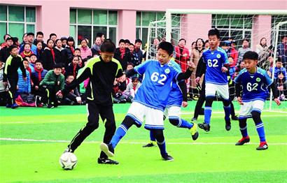 六台嘉宾：阿隆索输曼城就下课，皇马还没官宣是担心欧冠惨败（六台评论：若输曼城阿隆索恐遭下课，皇马迟未官宣因忧欧冠惨败）