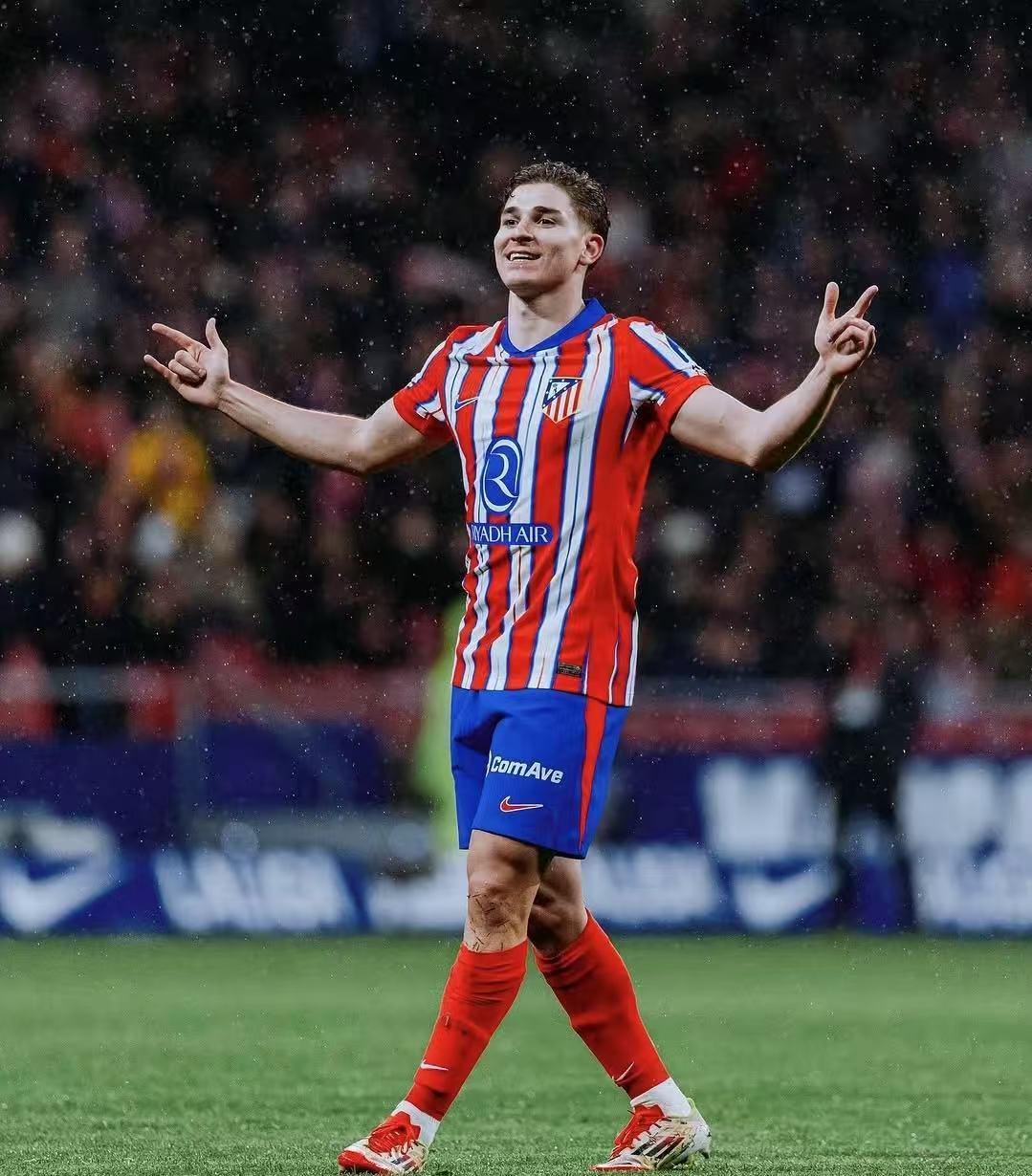 莱万：很开心能回到诺坎普踢球，能在这里进球我感到无比自豪（莱万：重返诺坎普让我无比开心，在这里破门我倍感自豪）