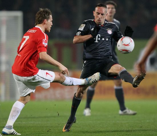 足球中超多名老将宣布退役，时代落幕（中超多位老将相继退役，一个时代谢幕）