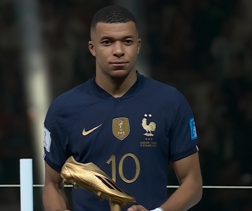 足球这项运动陪伴了我整个初高中，今天我十八岁了，...（从初高中到十八岁，足球一直在我身边…）