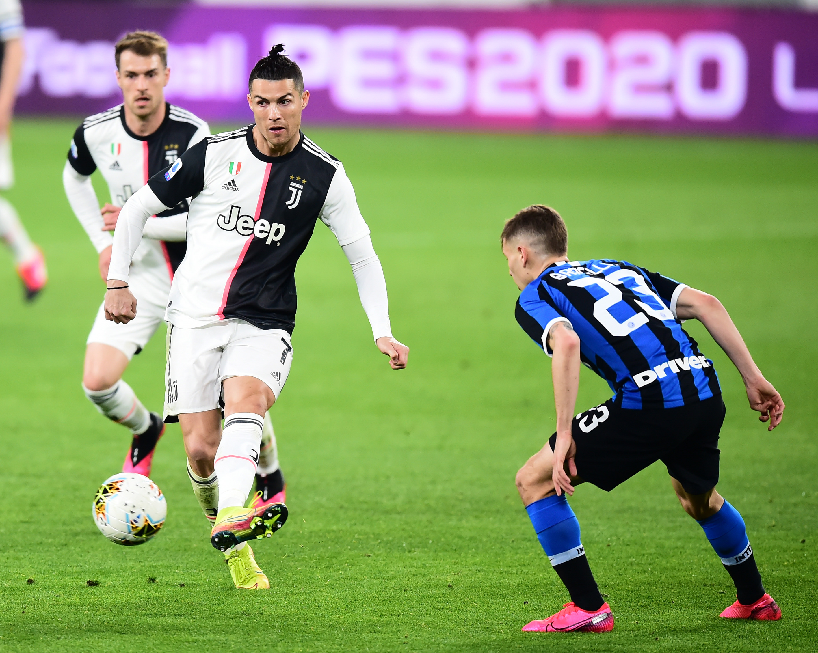 开小会？巴媒：安帅今日训练开始前和维尼修斯交谈了3分钟（巴媒：安切洛蒂今日训练前与维尼修斯交流三分钟）