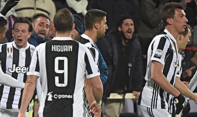 TA：在麦克拉伦执教牙买加时，他曾自掏腰包为工作人员买机票（TA：麦克拉伦执教牙买加期间曾自费为工作人员购机票）