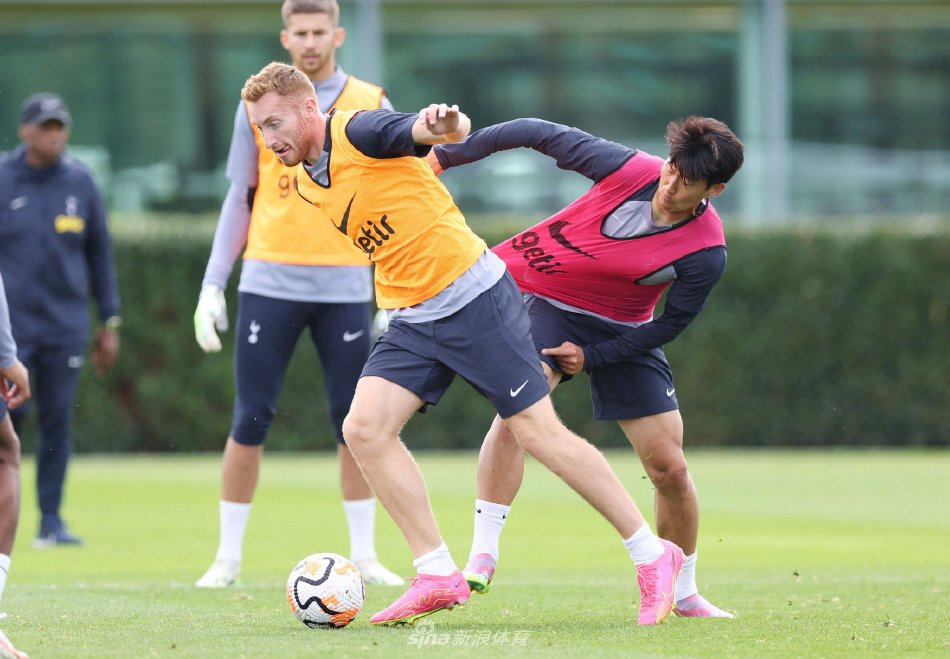 在上海旅游的奇塔迪尼重返海港俱乐部，拜访昔日教练和队友（奇塔迪尼上海行：重返海港俱乐部探望旧帅旧友）