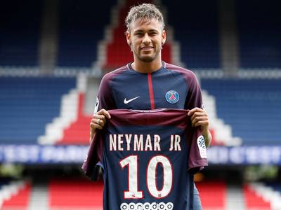 致敬李惠堂，赞助商犀旺送给魏祥鑫一颗柚子足球（犀旺致敬李惠堂，为魏祥鑫赠送一颗柚子足球）