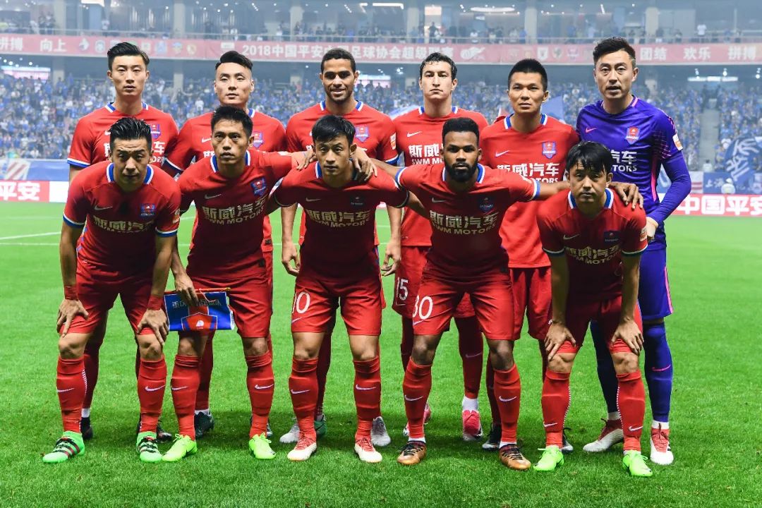 苏超冠军泰州队主教练莅临指导学校足球队员垫球运球技术！（苏超冠军泰州队主教练走进校园指导学生垫球、运球技巧）