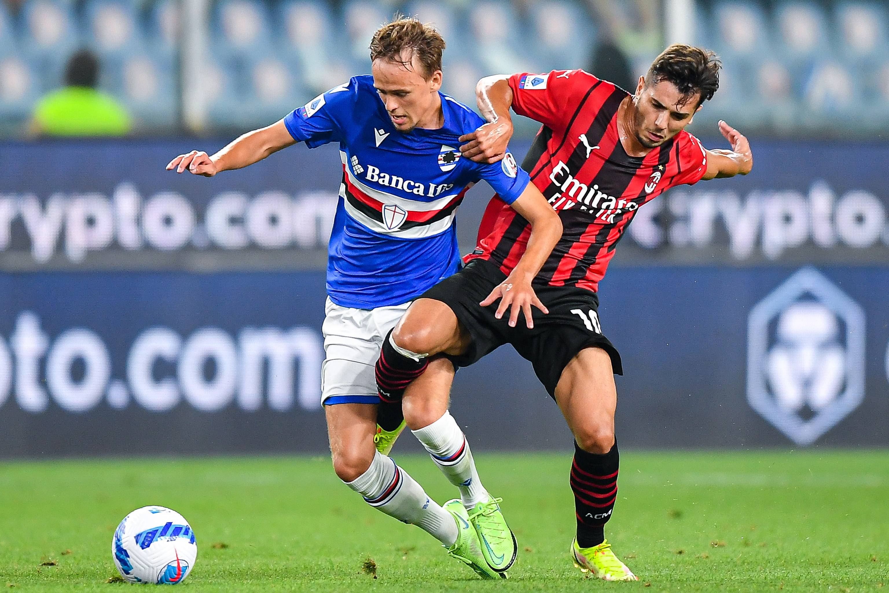 霍伊伦德梅开二度 那不勒斯击败尤文后登上意甲榜首（霍伊伦德双响，那不勒斯力克尤文登顶意甲榜首）