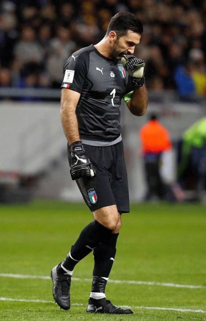 足球西甲榜首易主，冠军形势再变（西甲榜首更迭，冠军悬念再起）