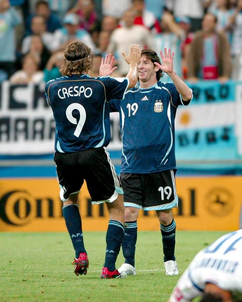 水火不容！桑德兰主场比分牌无纽卡队名与队徽，仅标注为客队（宿敌对立！桑德兰主场记分牌不显示纽卡队名与队徽，仅标注“客队”）